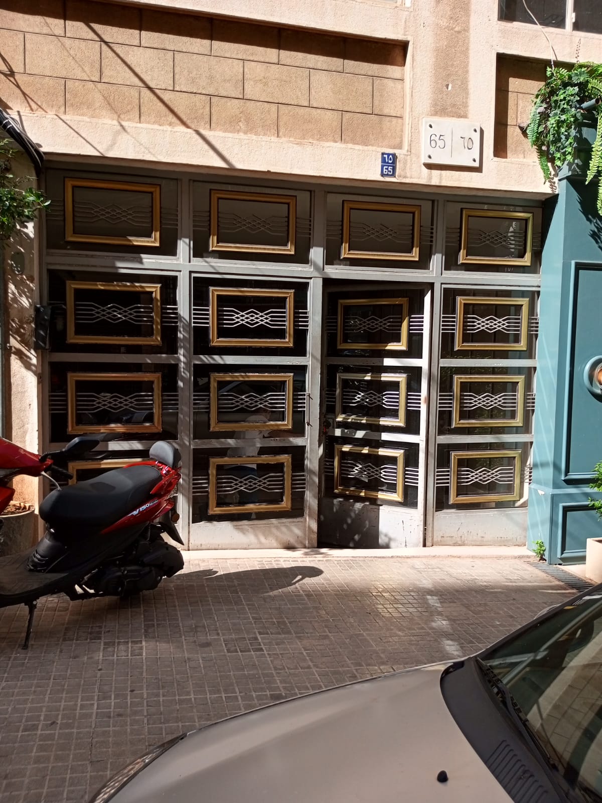 building_entrance-img