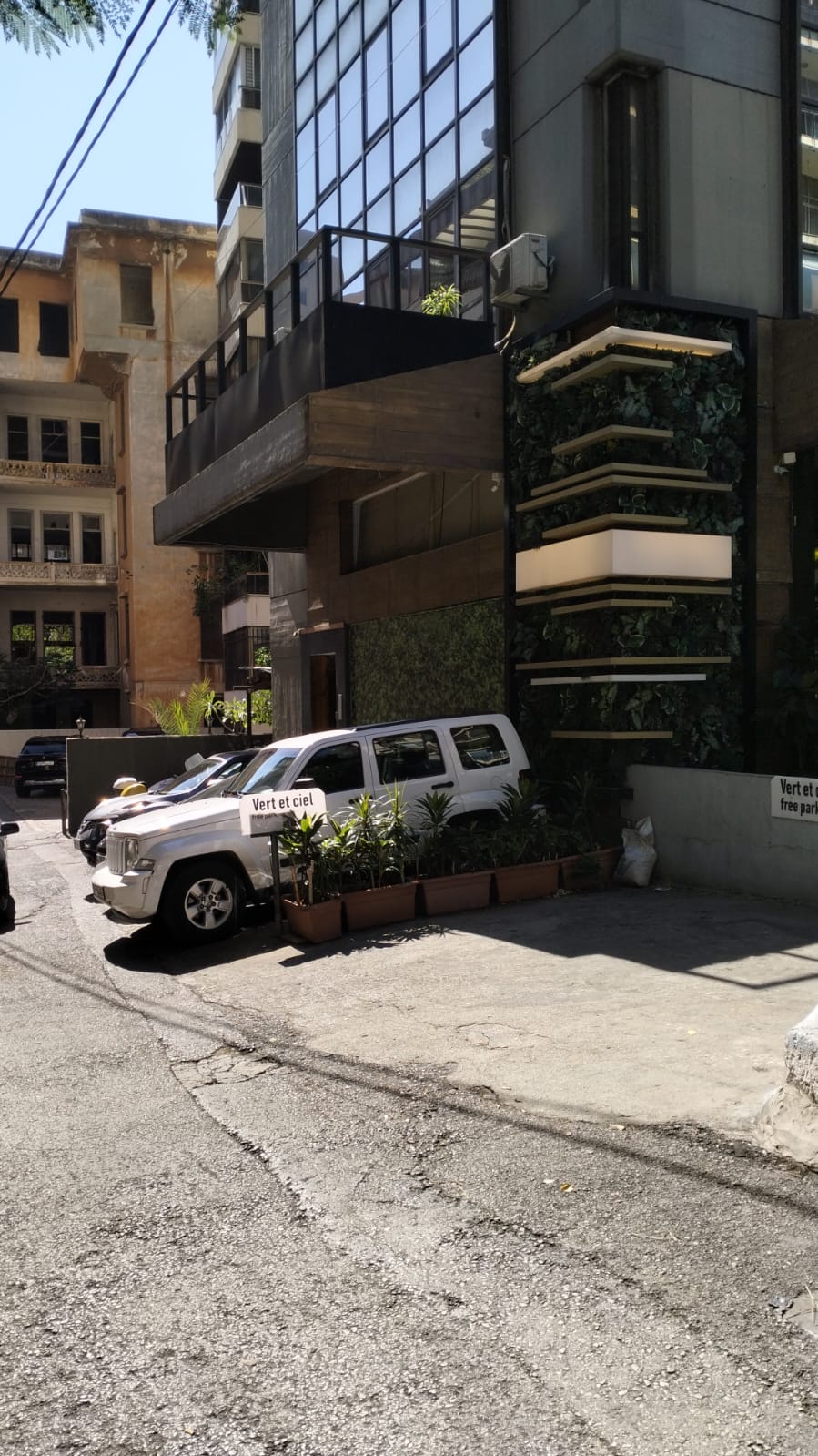 building_entrance-img