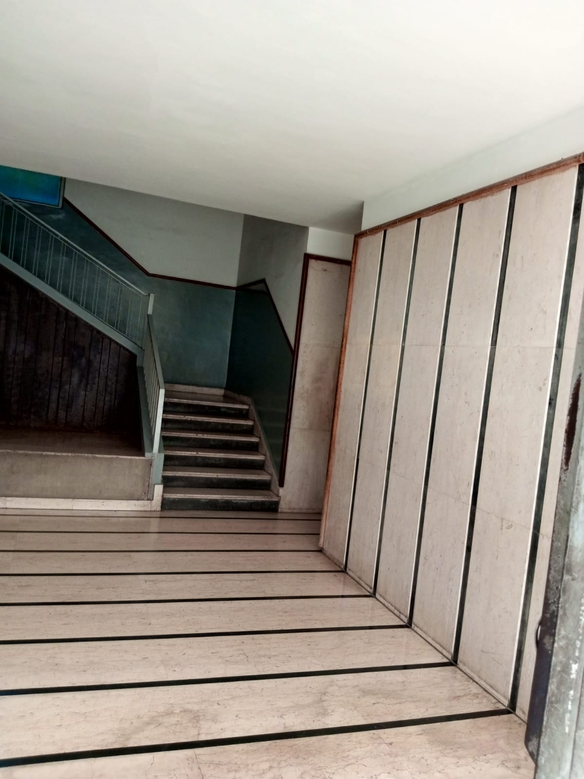 building_entrance-img