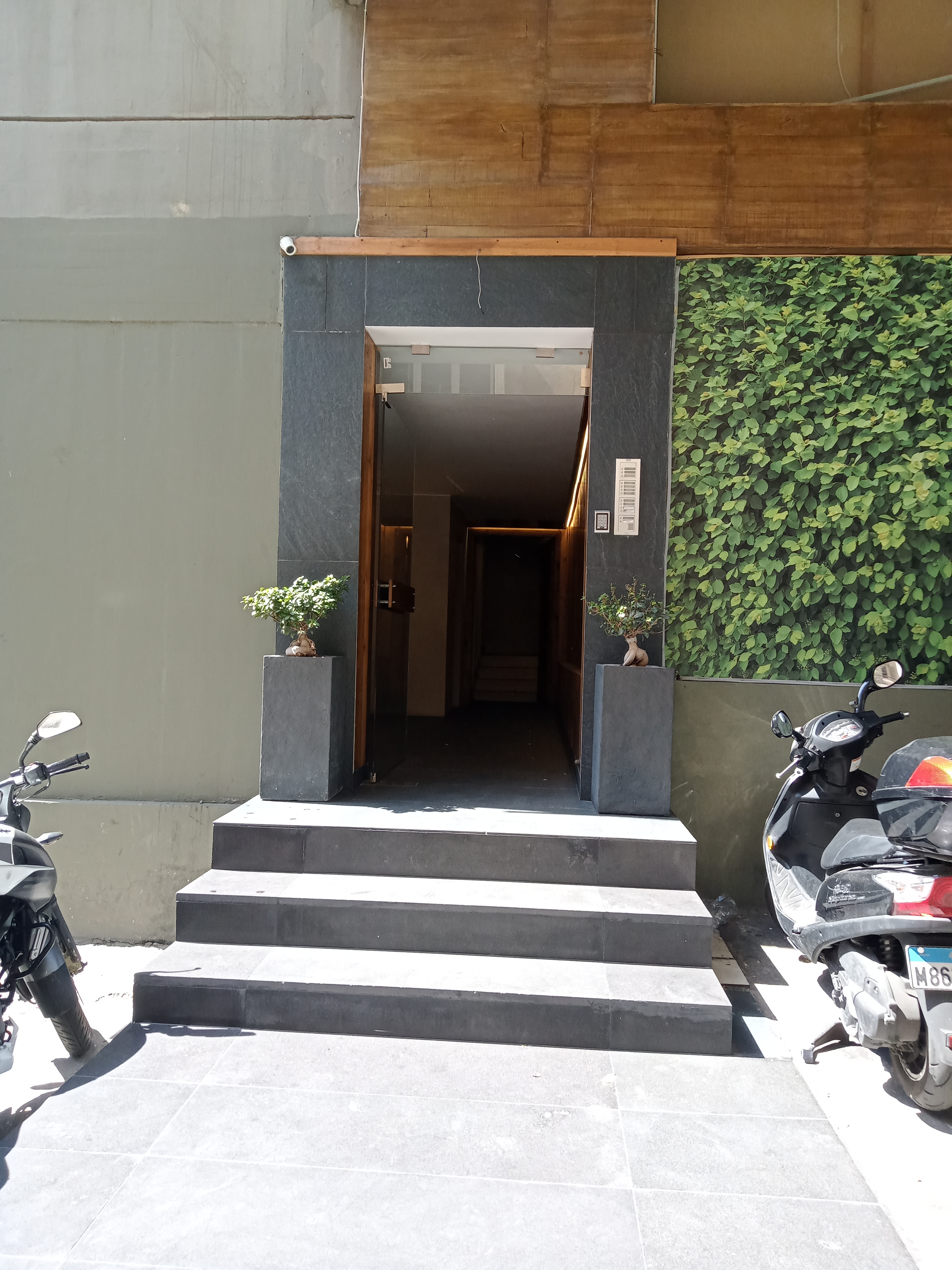 building_entrance-img